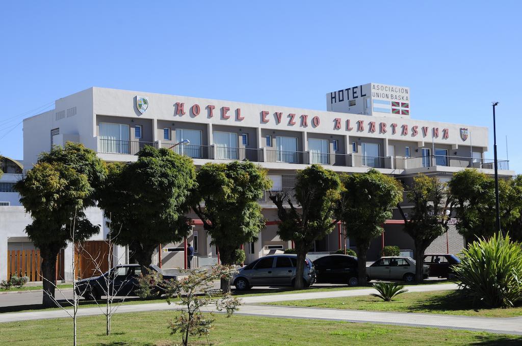 Hotel Euzko Alkartasuna Macachín 외부 사진